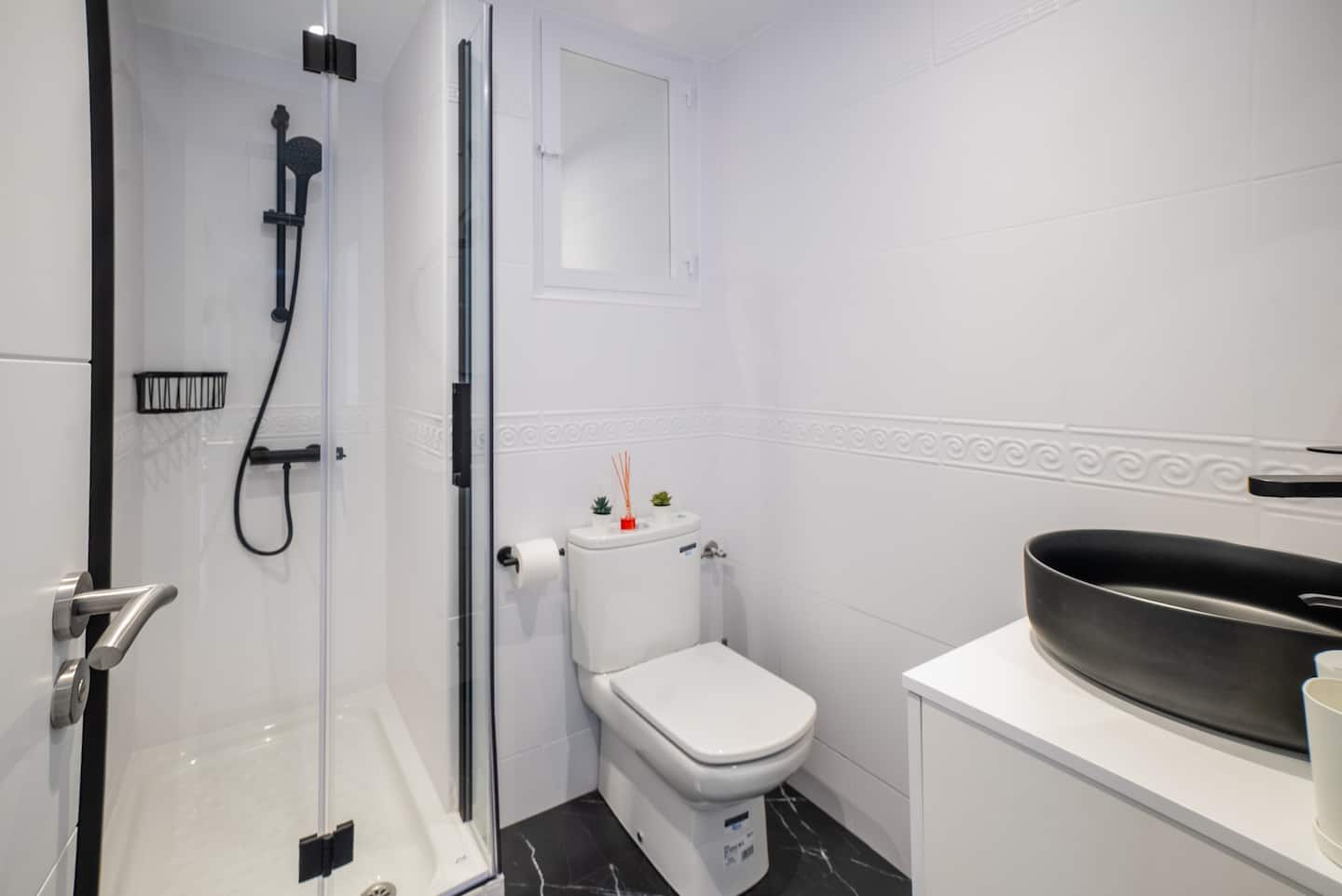 Baño reformado con ducha del apartamento Oasis en Playamar