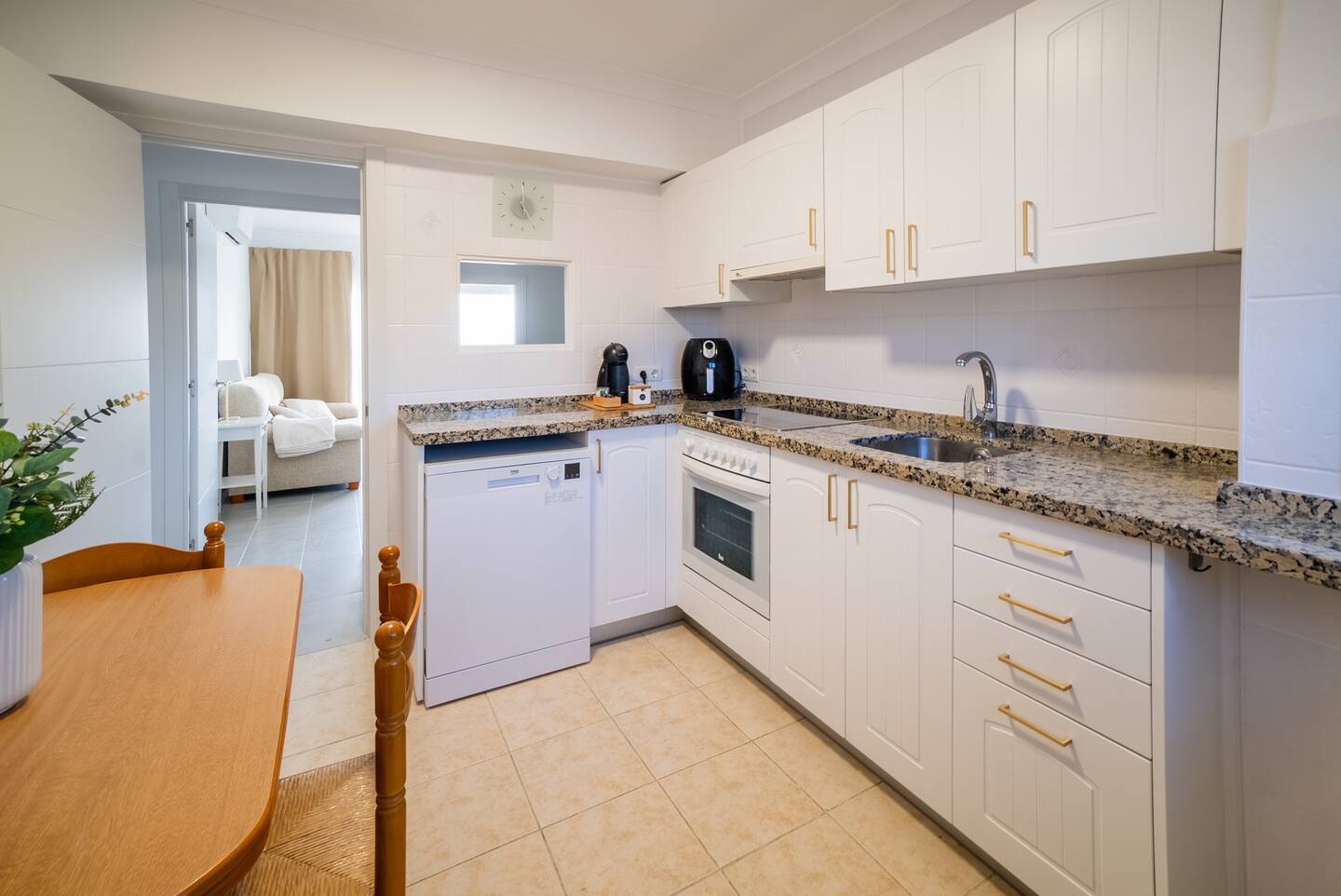 Cocina blanca totalmente equipada del apartamento Oasis en Playamar