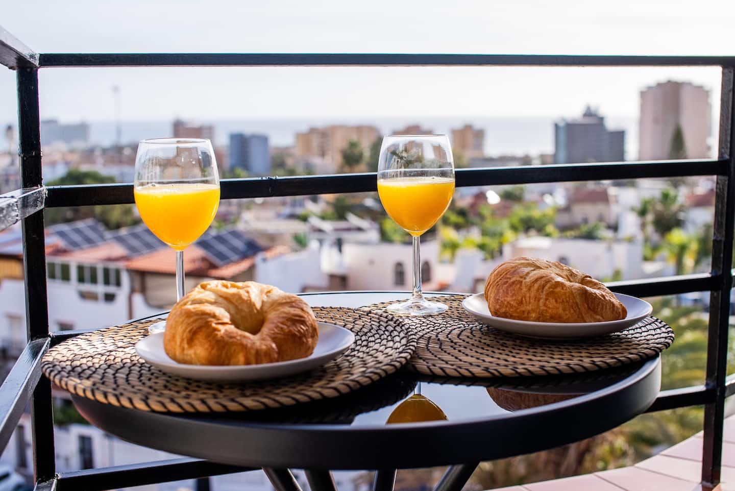 Desayuno preparado en el balcón de Oasis en Playamar