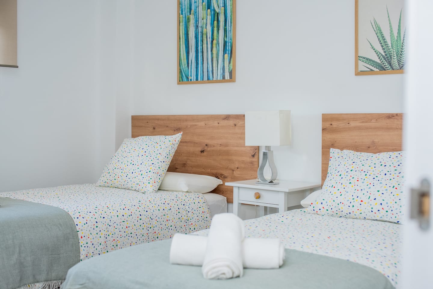 Segundo dormitorio de Oasis en Playamar con dos camas individuales