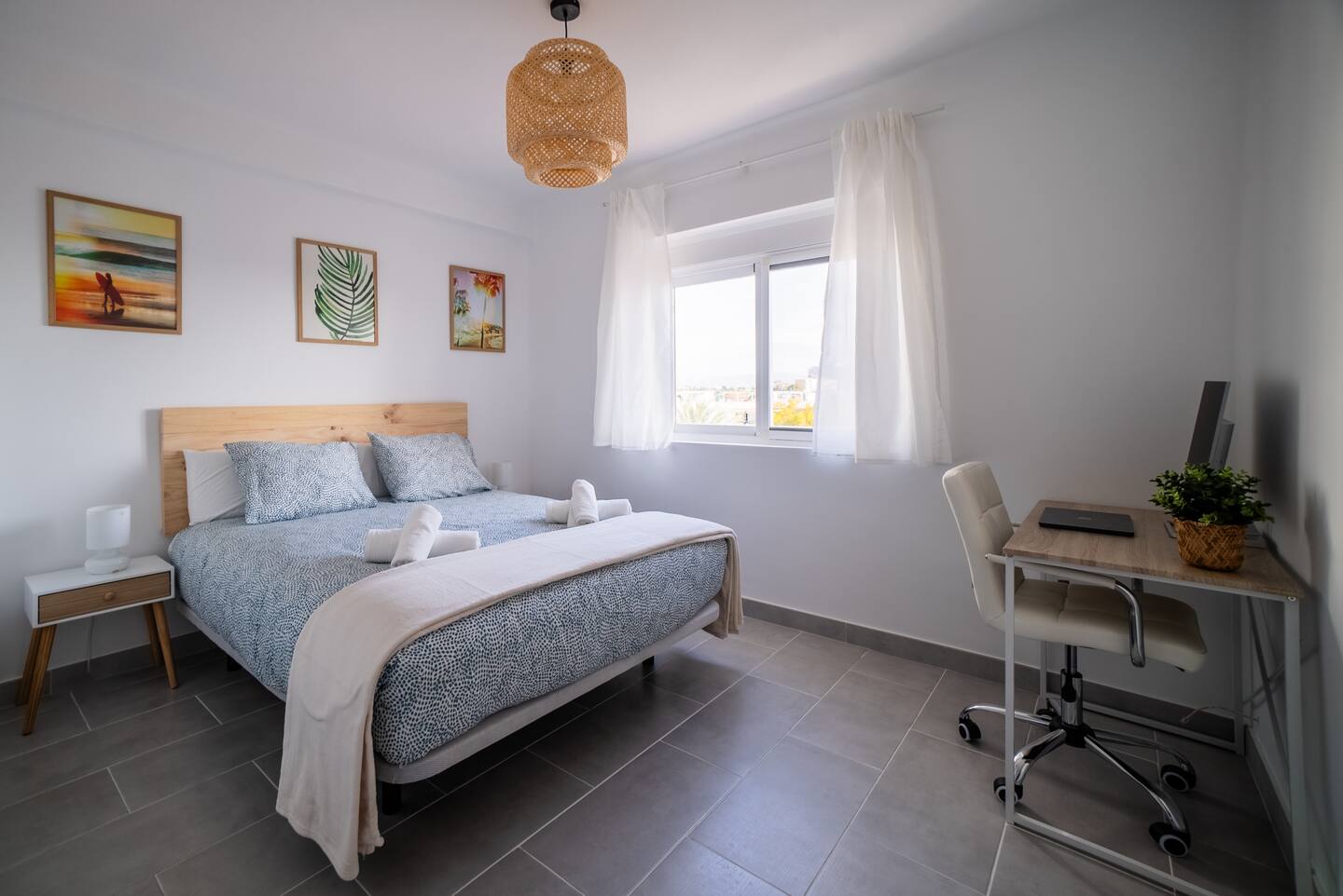 Dormitorio principal de Oasis en Playamar con cama doble y escritorio