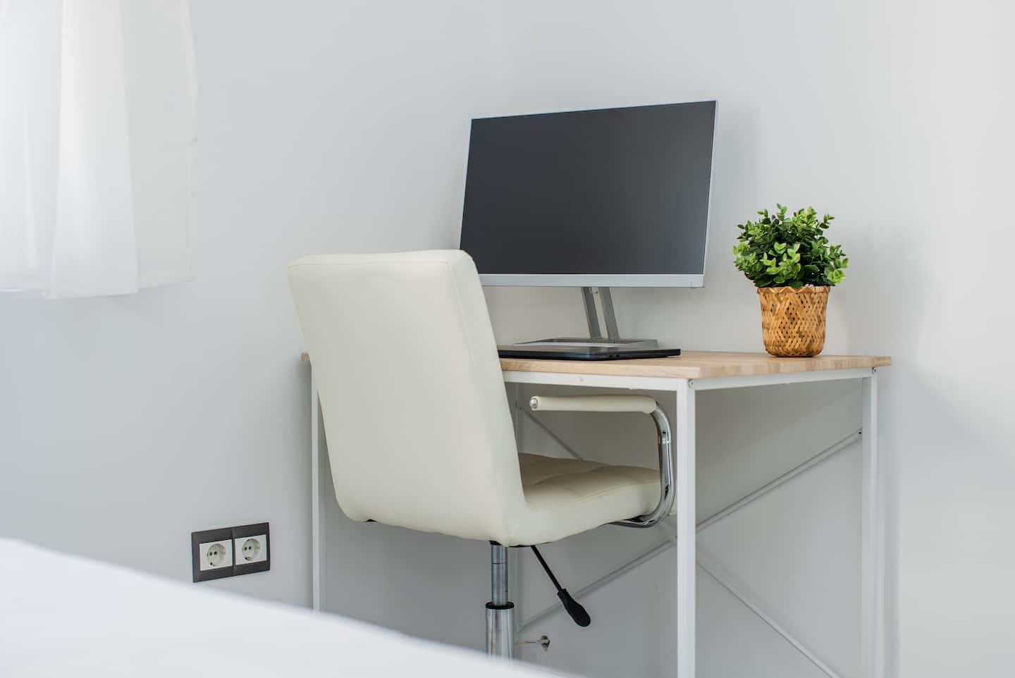 Zona de trabajo con escritorio y monitor en Oasis en Playamar